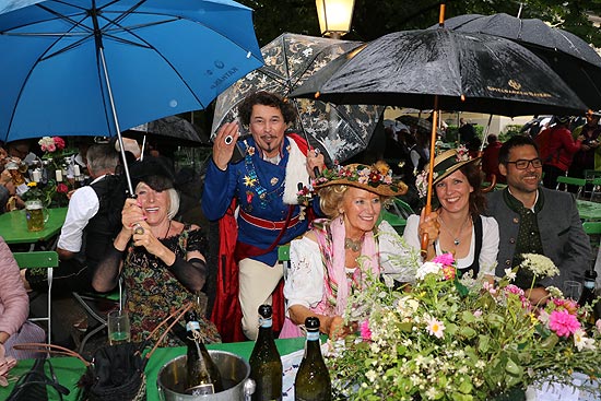 Regenschirme waren angesagt auch an den Tischen (©Foto: Martin Schmitz)